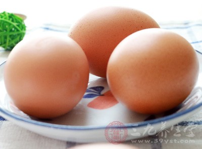 鸡胸肉2块，芒果2个，菇少许，鸡蛋2个