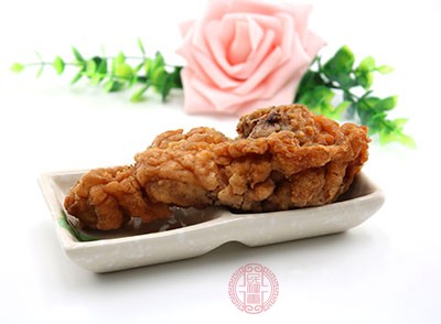 雞腿介紹 雞肉肉質(zhì)細(xì)嫩，滋味鮮美，由于其味較淡，因此可使用于各種料理中