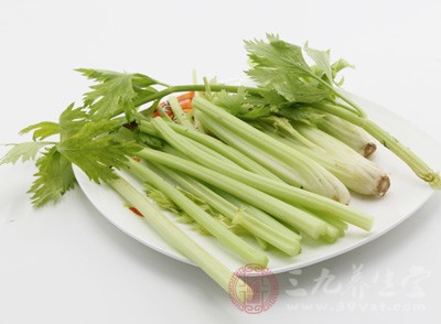 兔肉與芹菜同食，會(huì)引起脫皮、脫發(fā)