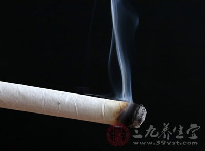 对于皮肤感觉迟钝者或小儿，用示指和中指置于施灸部位两侧