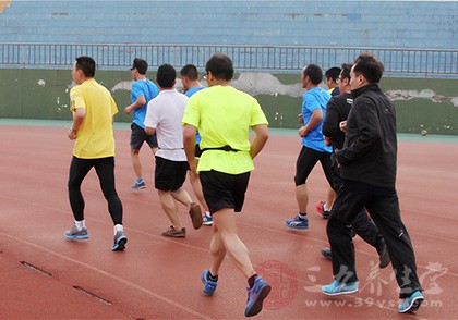 冬季長跑時，可用舌頭抵住上顎，以避免冷空氣直接大量吸入