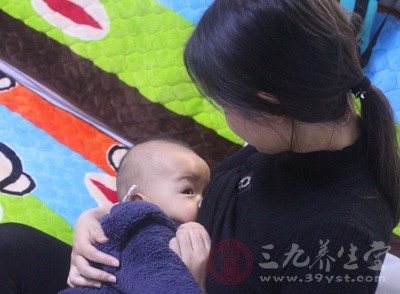 其实母乳哺乳绝对是一个很好的防止女性卵巢过早的衰退的方式