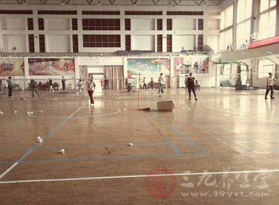 打羽毛球对颈椎有好处