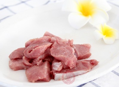 瘦肉切成肉絲，加入太白粉及麻油，調(diào)勻備用