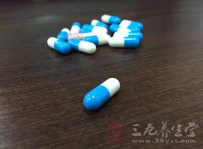 有些家長(zhǎng)給孩子服用中藥或抗生素，但治療療程不，充分用藥2-3天后，熱一退就停藥