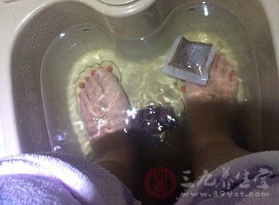 用醋泡腳，把水和醋半對(duì)半倒在鍋里煮開(kāi)