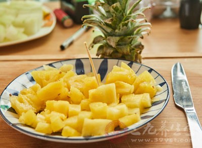 吃菠萝为什么要泡盐水 吃菠萝的好处有哪些