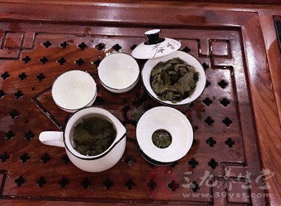 喝茶可以減壓，每天飲用4杯紅茶的人與每天飲用一杯含有咖啡因果汁飲料的人，相對比，前者所釋放出來的壓力荷爾蒙要更加的少