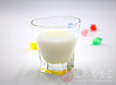 牛奶中含有足量的鈣和乳酸，促進(jìn)血液中的鈣質(zhì)流到睡眠中樞