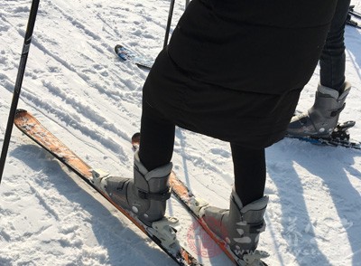 对于大部分的初级雪友来说，在学习滑雪的过程中很容易受到皮肤伤害，比如擦伤、撞伤等