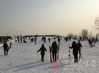 冻伤。因为冬季雪场气温低，如果没有做好保暖措施，雪友们容易在滑雪的过程中冻伤