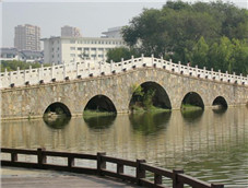 公園里的石頭大橋