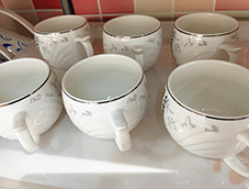 洁白无瑕的银边带字白色陶瓷茶具