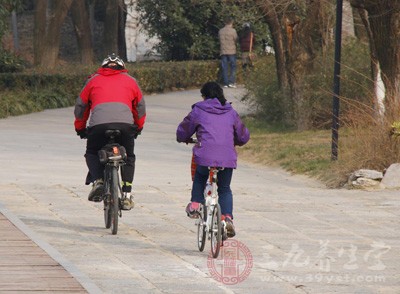 骑车前要检查车况，如刹车、车铃、轮胎等，防止运动中的意外