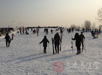 首先要培养对雪和滑雪板的适应能力