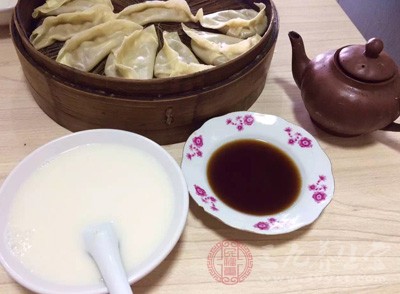 空腹飲豆?jié){，豆?jié){里的蛋白質(zhì)大都會在人體內(nèi)轉(zhuǎn)化為熱量而被消耗