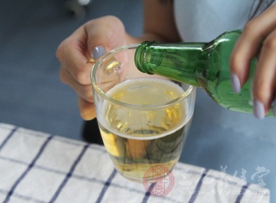 適量飲用啤酒可以攝入有益人體的煙酸，煙酸有軟化血管、降低血壓、改善血液循環(huán)的作用，可預防動脈硬化