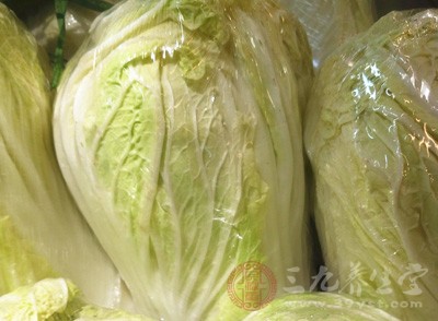 预防结肠癌白菜中的膳食纤维极多，能减少粪便在体内保留的时间