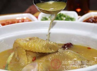 不管是母鸡汤还是公鸡汤,都不能起到抑制乳汁分泌或催乳的作用 不管是母鸡汤还是公鸡汤,都不能起到抑制乳汁分泌或催乳的作用