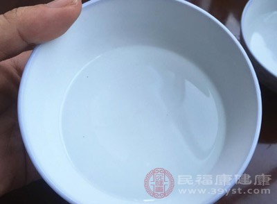 饿的时候喝杯水