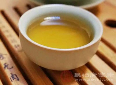 螃蟹與茶水不能同時(shí)飲用，是因?yàn)椴杷畷?huì)沖淡胃液，茶與柿子中的鞣酸較多，會(huì)使蟹肉中的蛋白質(zhì)凝固