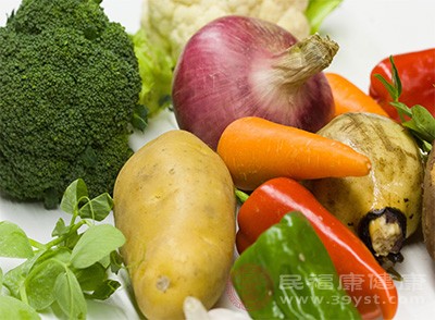 飲食方面要多吃富含植物有機活性堿的食品，少吃肉類，多吃蔬菜