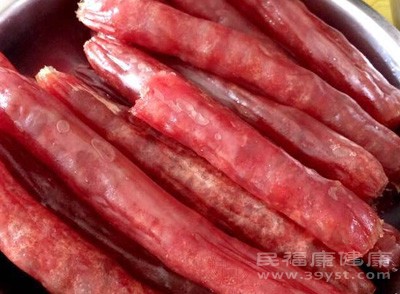 臘腸俗稱香腸,是指以肉類為原料,經(jīng)切,絞成丁,配以輔料