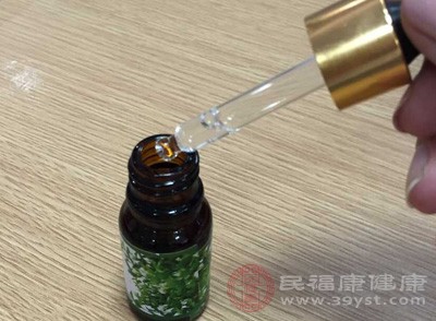 取一小碗開(kāi)水，滴加2滴歐薄荷精油，攪勻后拍敷全身