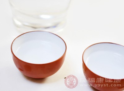 不可以和白酒一起食用