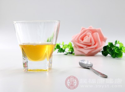 蜂蜜中的葡萄糖、維生素、鎂、磷、鈣能夠調(diào)理神經(jīng)系統(tǒng)功用，減輕神經(jīng)嚴(yán)重，推進(jìn)睡覺