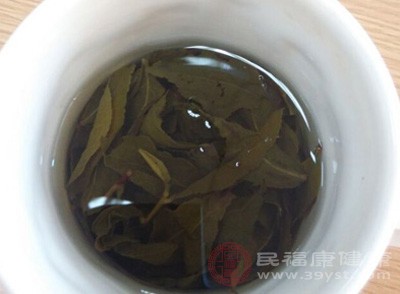 綠茶乃微量元素的“富礦”，對(duì)胎兒發(fā)育作用突出的鋅元素就是其中一種。根據(jù)測(cè)定，在食譜相同的情況下，常飲綠茶的孕婦比不飲者每天多攝取鋅達(dá)14毫克