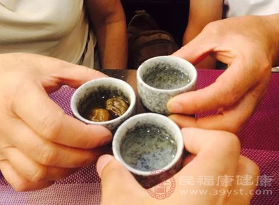 不要空腹飲酒，因?yàn)榭崭箷r(shí)酒精吸收快，人容易喝醉