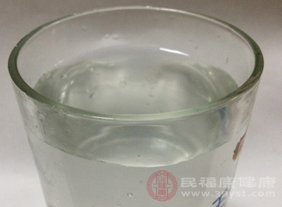 早起喝涼水會(huì)使胃腸道黏膜突然遇冷