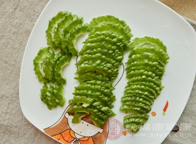 苦瓜含奎寧，會(huì)刺激子宮收縮，引起流產(chǎn)，孕婦慎食