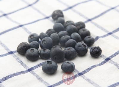 清洗干净的蓝莓中放入适量白糖和柠檬汁