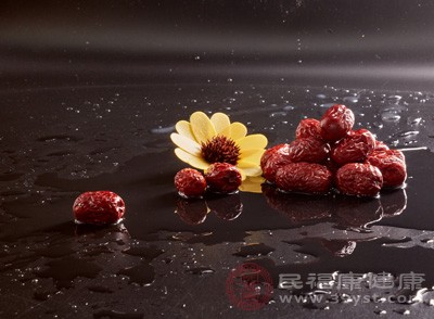 紅棗為補(bǔ)養(yǎng)佳品，食療藥膳中常加入紅棗補(bǔ)養(yǎng)身體，滋潤氣血