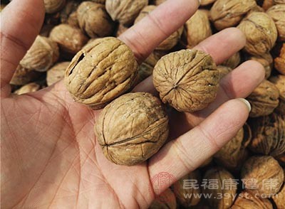 核桃炒微焦(可用烤箱烤的)，冷却后去衣