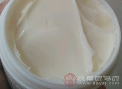 涂抹在皮肤上可被皮肤慢慢地吸收 涂抹在皮肤上可被皮肤慢慢地吸收