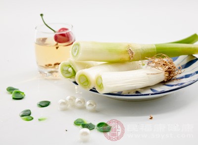 蜂蜜是不能和大蔥一起吃的，如果兩者同食會(huì)出現(xiàn)惡心嘔吐、腹痛、腹瀉等急性胃腸炎癥狀