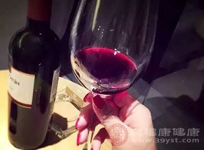 寒氣較盛，少量飲酒有利于通經(jīng)、活血