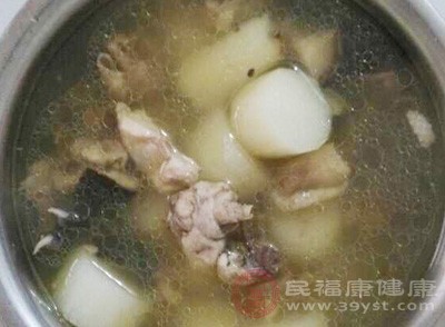 食材全部擇洗干凈,焯燙一下,放入隔水燉煲內(nèi)膽中