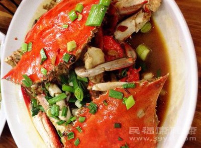 女性患有盆腔積液時,應(yīng)盡量避免肥膩、寒涼的食物,如肥肉、螃蟹、田螺、腌制品等,都盡量少吃。此外,不要喝酒、吸煙,以免影響病情