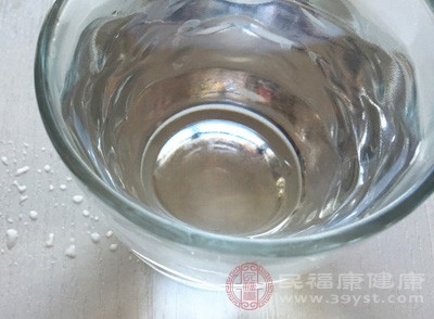 在夏季尤其應(yīng)該多飲鹽開水