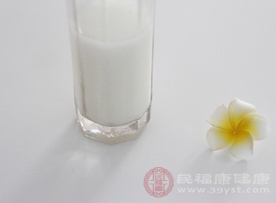 有的人习惯把牛奶与鸡蛋一同食用，这种方法是不科学的