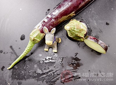 新鲜深绿色和黄、橙色蔬菜、茄子