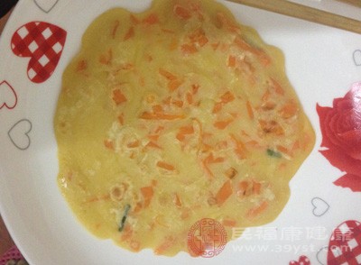 拌好的米饭糊倒进热油锅内，小火慢煎成二面金黄色熟透