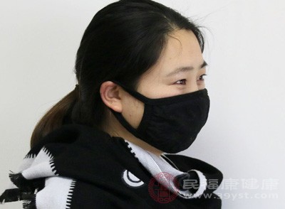流感患者在家或外出时佩戴口罩 流感患者在家或外出时佩戴口罩