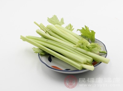 芹菜若是與菊花同食的話會(huì)發(fā)生不良生化反應(yīng)