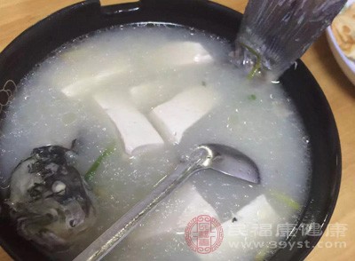 多喝些豬蹄湯或者鯽魚湯