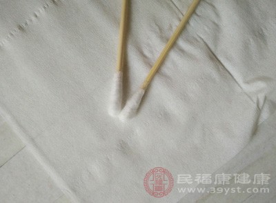 清洗后，以棉花棒沾95%的酒精于肚臍處擦拭，由臍帶根部(或凹處)開始向外擦至皮膚后停止